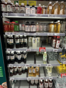 而正在海淀区的京东七鲜超市一整个货架的
